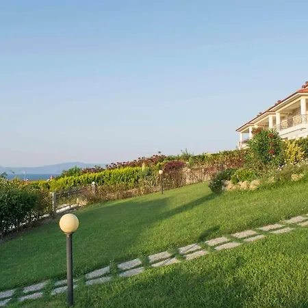 Seaview With Shared Pool In Willa